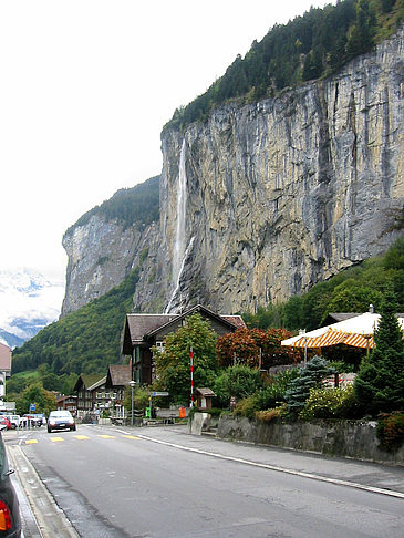 Wasserfälle am Berg Fotos