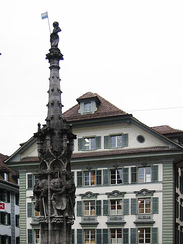 Fotos Statue auf dem Dorfplatz