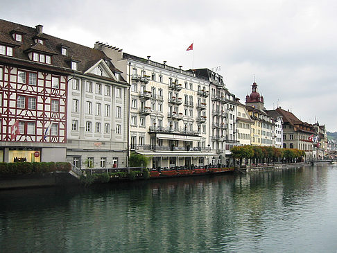 Gebäude am Wasser Foto 