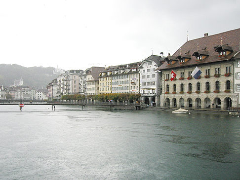 Gebäude am Wasser Fotos