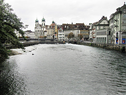 Gebäude am Wasser