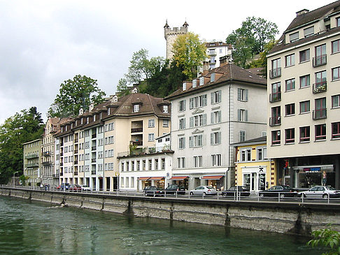 Gebäude am Wasser