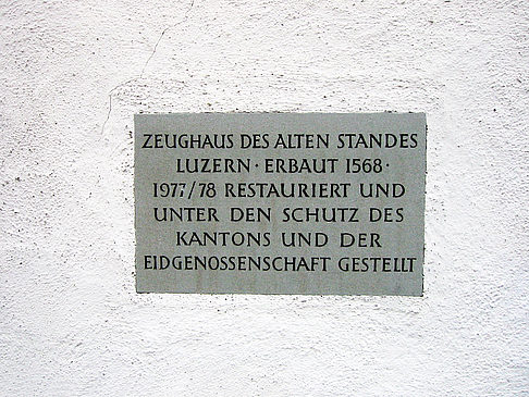 Schild am Zeughaus Fotos