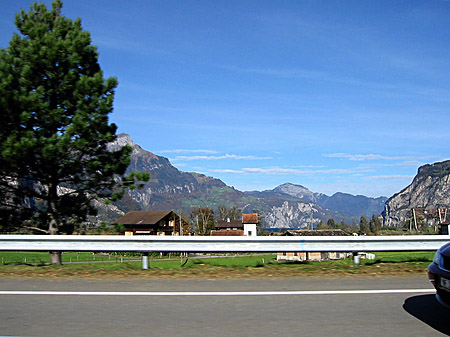 Der Gotthard aus dem Auto Foto 