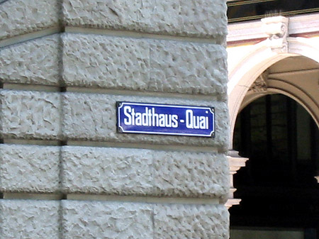 Straßenschilder an Wänden